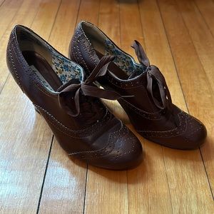 Women’s Heeled Oxford Lace Up